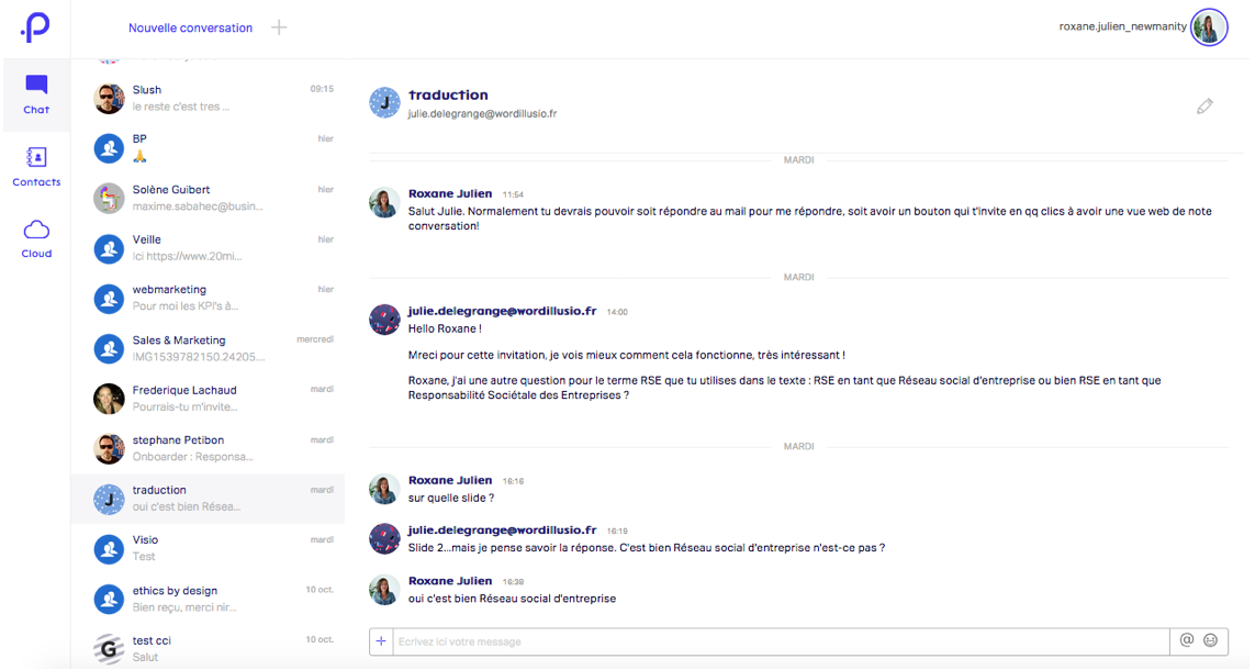 Conversation avec quelqu'un qui reçoit la conversation par mail